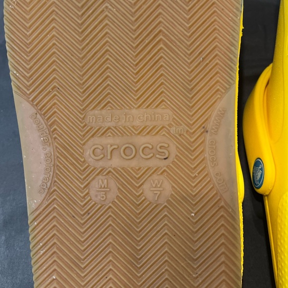 Crocs yellow sneaker style size 7 women’s. 5 men’s. - Picture 4 of 7